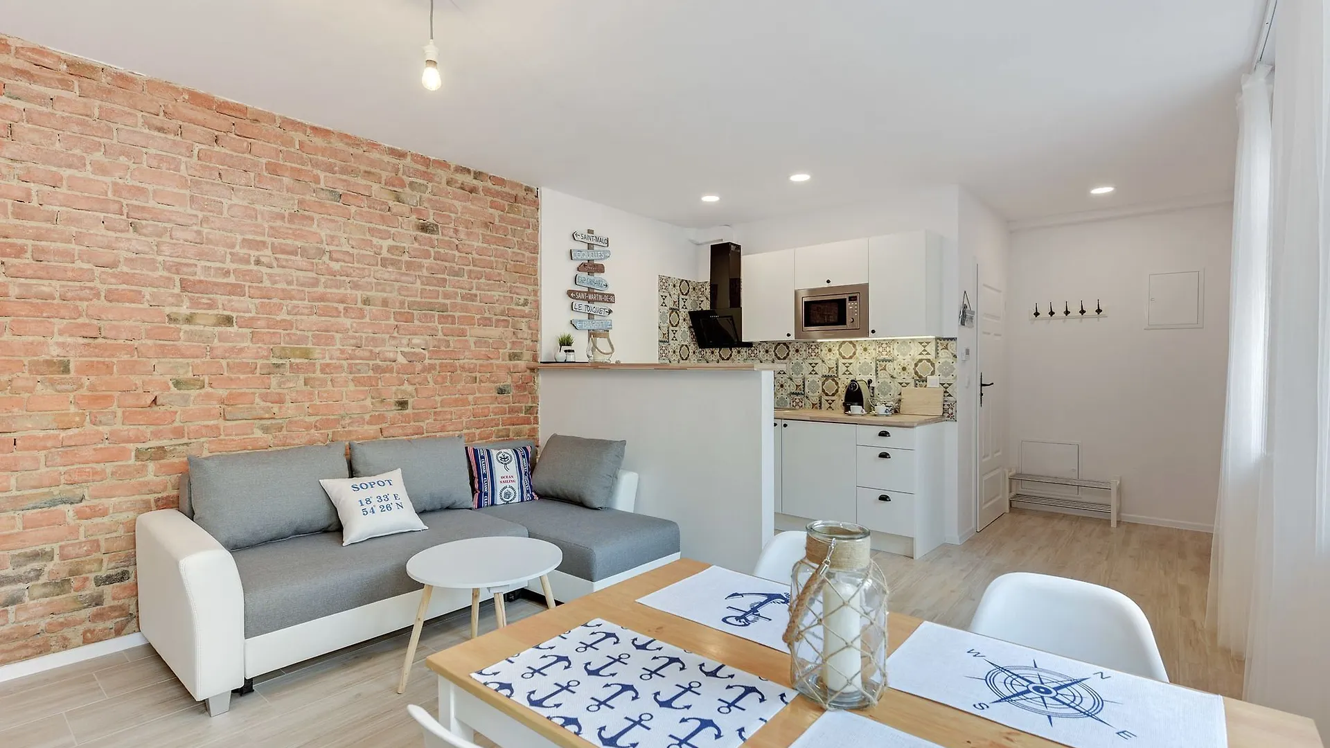 Lion Apartments - La Playa location
